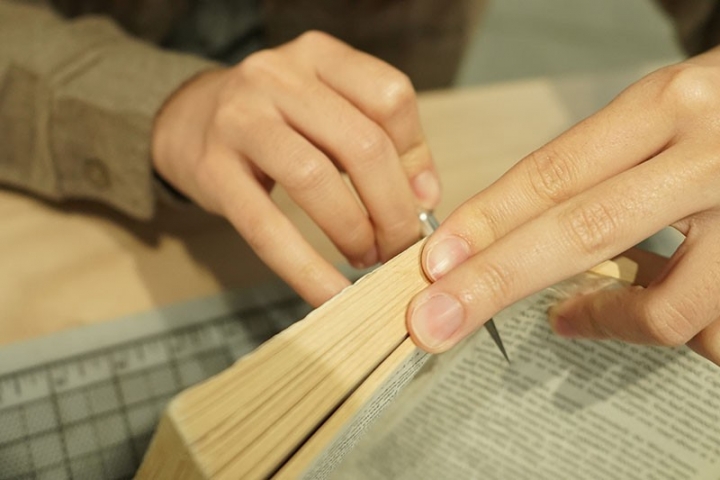 https://www.suejeongka.com/files/gimgs/th-7_51_Book Repair Lab_Chris Carr 007.jpg